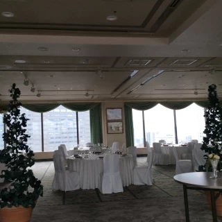 ロビーの大階段がゴージャスです。正統派の結婚式ができます。