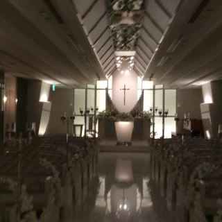 ロビーの大階段がゴージャスです。正統派の結婚式ができます。