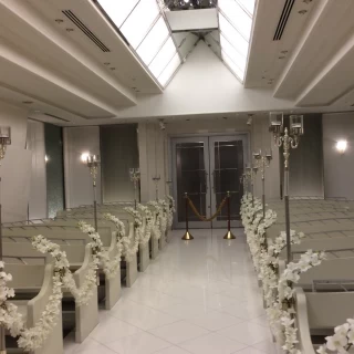 ロビーの大階段がゴージャスです。正統派の結婚式ができます。
