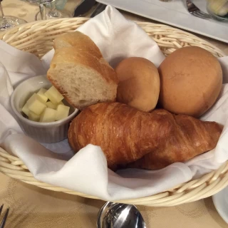 スタッフさん達が温かく料理も大変美味しい会場です。
