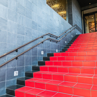 赤い階段が印象的でまるで絨毯が引いてあるような感じ