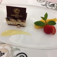 デザートの後、入刀したウエディングケーキも出てきました