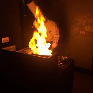 会場内でお肉を焼く実演。香りに食欲そそられました