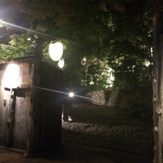 夜、式場の門。伝統ある雰囲気と緑が素敵でした