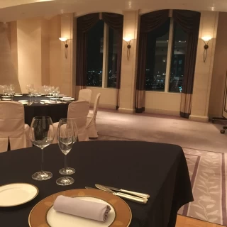スカイルームの高砂、座らせてもらえました！夜景が見えます。