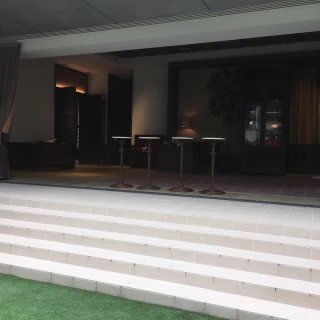 お庭を通った先に披露宴会場の入り口が！