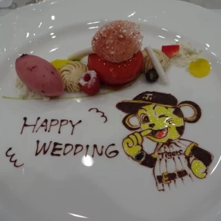 試食会のコースのデザートにはトラッキーを描いてくれました