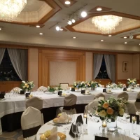 ブルーイエローの装花が印象的なコーディネート