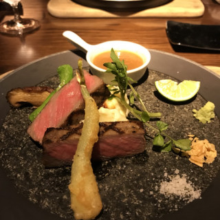 ブライダルフェアで試食。お皿が温かくお肉につけるものも多い。