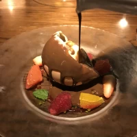 ホットチョコをかけると中からバニラアイスが登場しました、