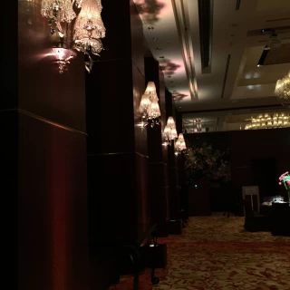 両サイドの壁にもシャンデリアがずらり
