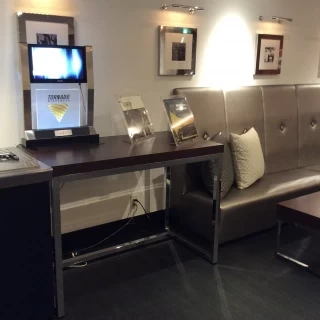 アクセス抜群のスタイリッシュな会場