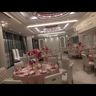 ピンクと白の披露宴会場