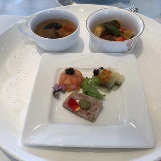 前菜と、お魚料理です。