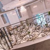 白い披露宴会場。
2階からの階段の柵も可愛かったです。
