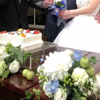 ケーキ前の装花も高砂と合わせていて豪華でした。