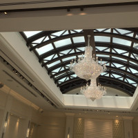 披露宴会場の天井はガラス張りで自然光が多く入ります