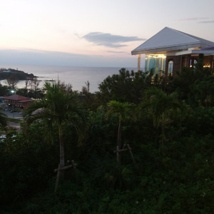 チャペル外観と海の景色|498731さんの沖縄かりゆしビーチリゾート・オーシャンスパ(旧かりゆしビーチリゾート恩納)の写真(686587)