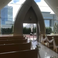新郎新婦が振向いた時のチャペル風景