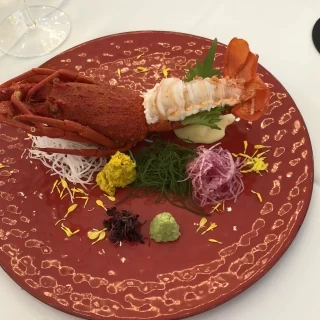 豪華すぎるメニュー！お皿もすてきでした。