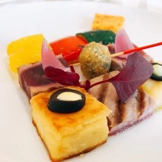 パズルのような鮪のグリエと地中海の恵み