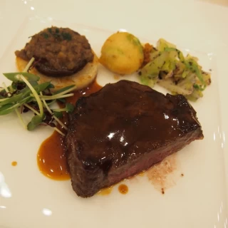 国産牛ロース肉の味噌焼き 和の趣で