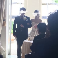 披露宴入場はガーデン窓から