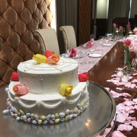 メインテーブルとオリジナルケーキ、ケーキ台装飾