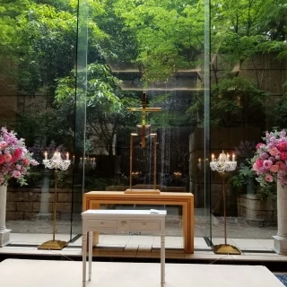 祭壇前面に滝が見える