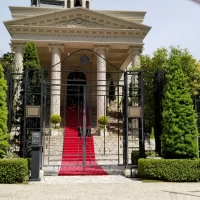 チャペルから降りてくるレッドカーペットの大階段