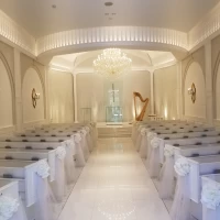 白が基調のチャペル