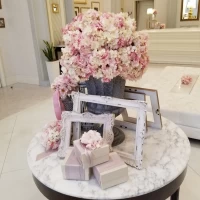 白とピンクを基調