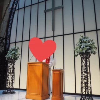 挙式会場の中です。装花も統一感がありました。