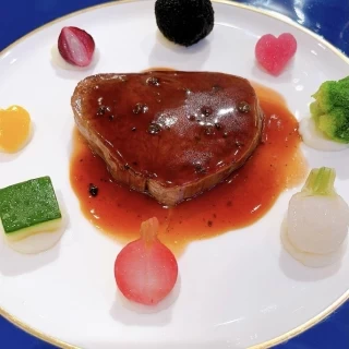 黒毛和牛フィレ肉の華麗なるフランベ　思いを込めた炎の饗宴