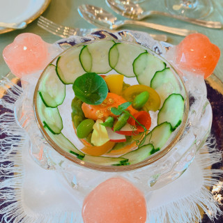 クリスタルな氷の器に飾られた彩り野菜が奏でる祝福のパルフェ