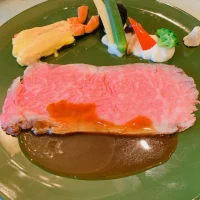 山形県産牛ローストビーフと鳥取境港の紅ズワイ蟹のマリアージュ