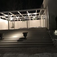 夜のライトアップされたテラス
