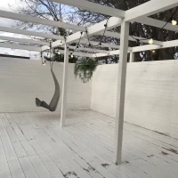 テラスにはお洒落なブランコ