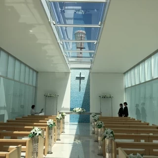窓が変化するチャペルでした！