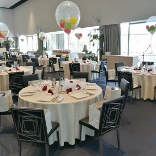 披露宴会場。明るい雰囲気。