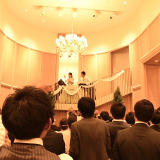 披露宴会場階段明るめ