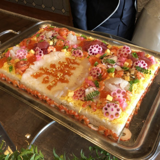 ウェディングケーキはちらし寿司ケーキにしてもらいました。