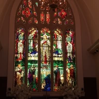 大きなステンドグラス。本当に素敵で写真映えもします。