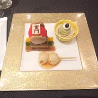 雷門を模した和スイーツと、夫婦がみたらしをかけたお団子。