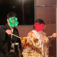 ケーキ入刀の代わりにお団子にみたらしをかける演出。