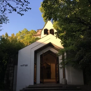 庭園の奥にこじんまりとあります。