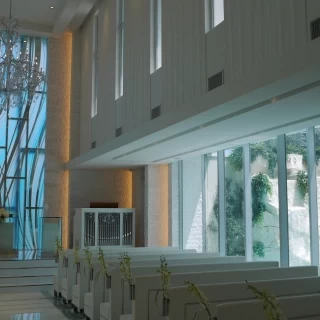 白と水色で清潔感があり、滝の水音が心地良いです。