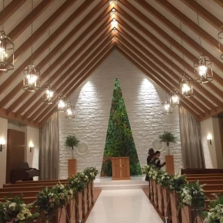 天井が高い独立型チャペル