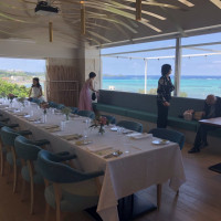 大きな窓のある海が見下ろせるレストランで挙式後に食事会