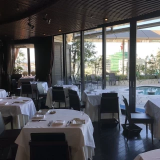 窓が広い店内